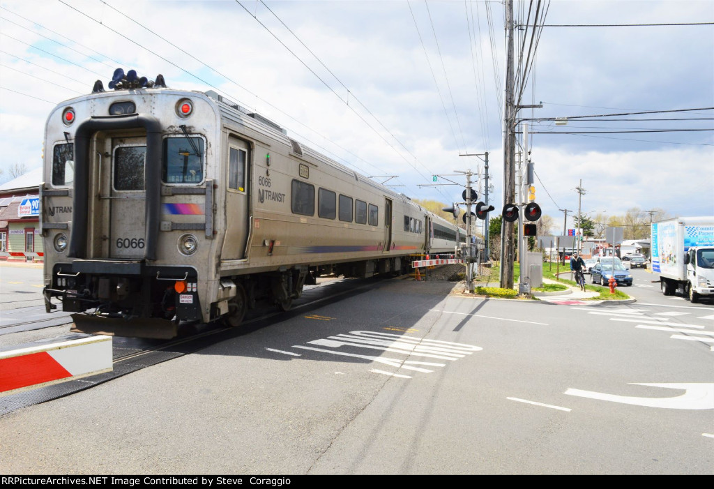 NJT 6066 on the grade at Sycamore Avenue